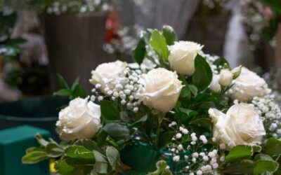 Livraison de fleurs de deuil à Cognac : une entreprise spécialisée prend en charge les compositions de bouquets pour vos deuils